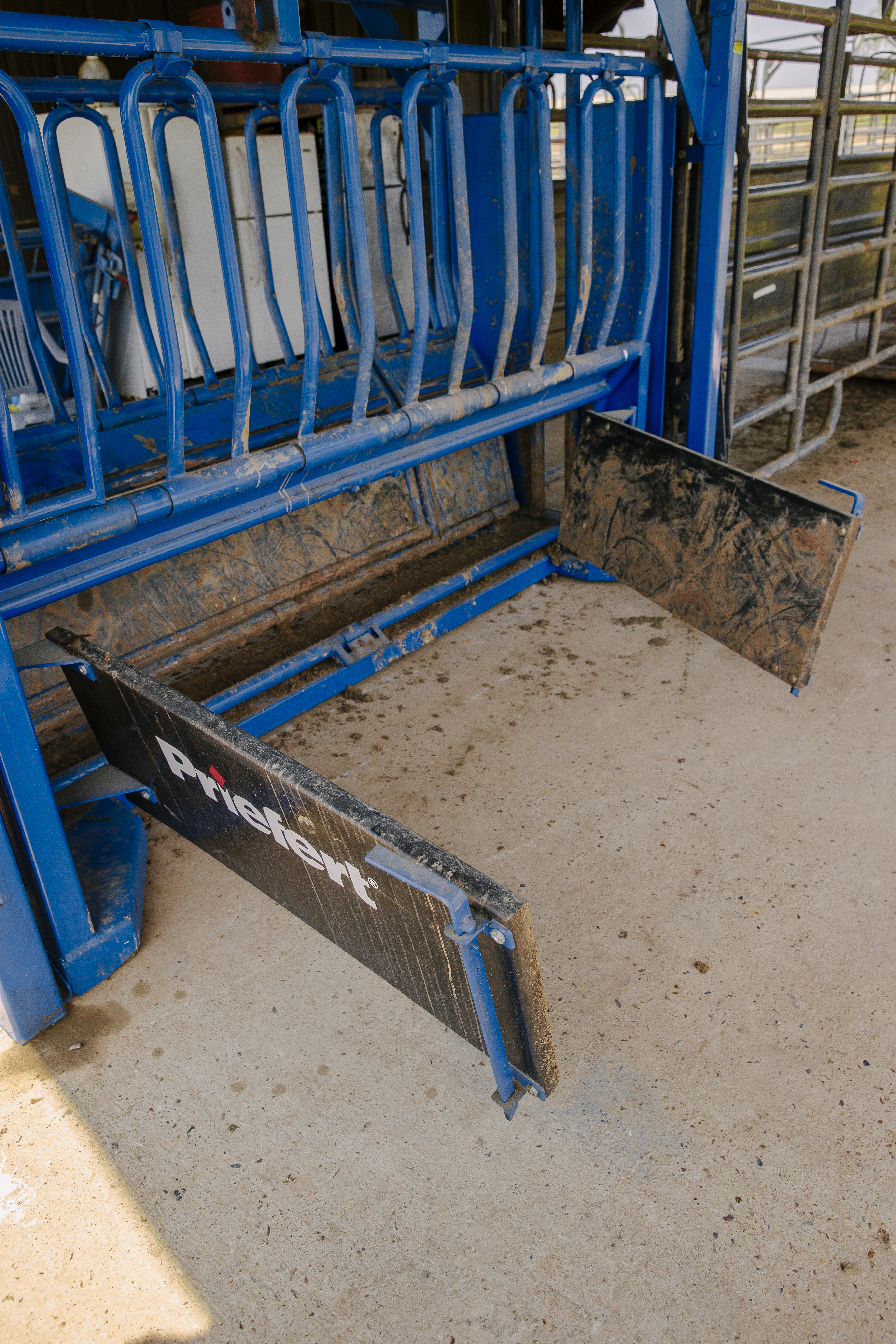 Squeeze Chute – Model SC25